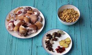 Móng giò hầm đậu nành: Món ngon giúp da đẹp, ngực đầy
