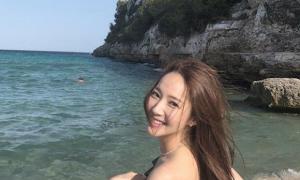 'Thư ký Kim' Park Min Young khoe vai trần nuột nà khi đi du lịch Tây Ban Nha