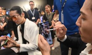 “Hủ nữ” phát cuồng vì Liên Bỉnh Phát tặng Galaxy Note10 cho BB Trần nhân ngày sinh nhật