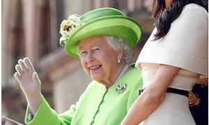 Nữ hoàng đi nước cờ cao tay khiến Meghan chỉ muốn “đeo mo vào mặt” vì dám bôi xấu Hoàng gia