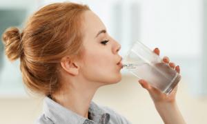 4 cách uống nước tốt đâu chưa thấy, dễ gây suy gan thận cho bạn