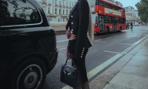 Hoa hậu Hoàng Dung diện đồ hiệu sang chảnh trên đường phố London