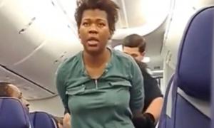 Nữ hành khách đòi mở cửa máy bay, cắn hành khách khác bị áp giải khỏi máy bay