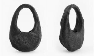 Túi xách thiên thạch Hermès như cục đá đen có giá gần 1 tỷ đồng