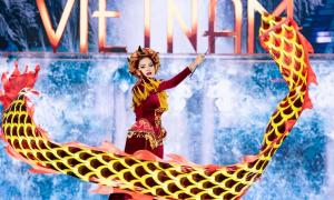 Hoa hậu Lê Hoàng Phương tỏa sáng khi diễn trang phục dân tộc