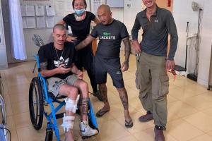 Du khách Pháp bị tai nạn gãy chân, được anh xăm trổ hỗ trợ phiên dịch