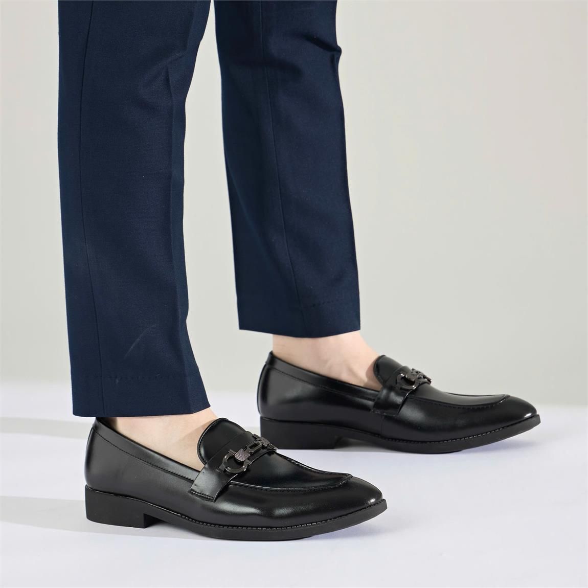 A person wearing black shoesAI-generated content may be incorrect.