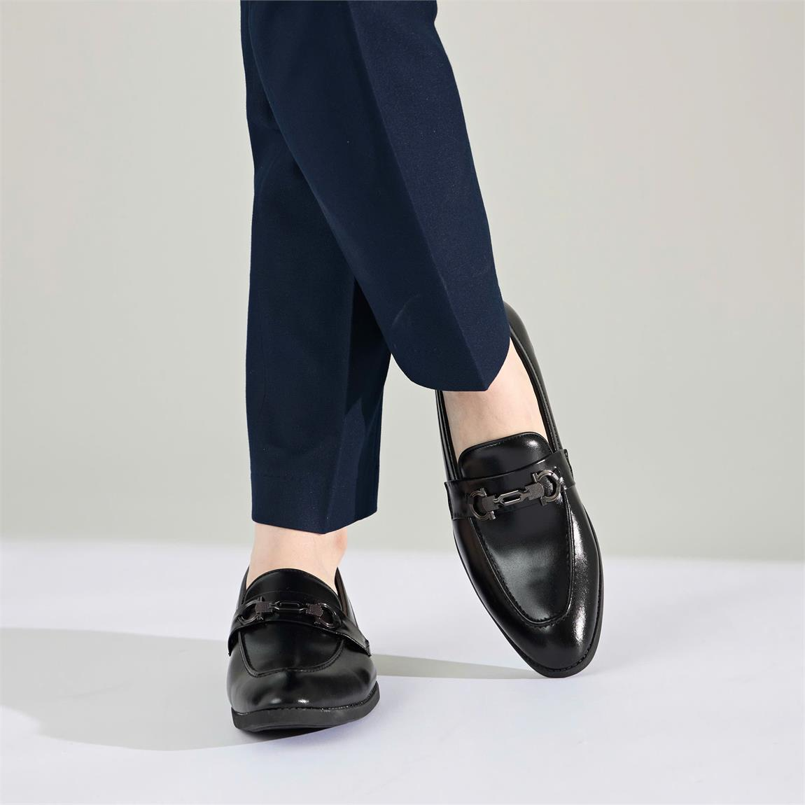 A person wearing black shoesAI-generated content may be incorrect.