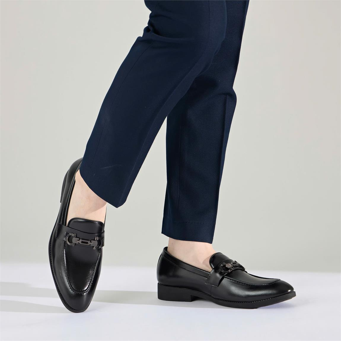 A person wearing black shoesAI-generated content may be incorrect.