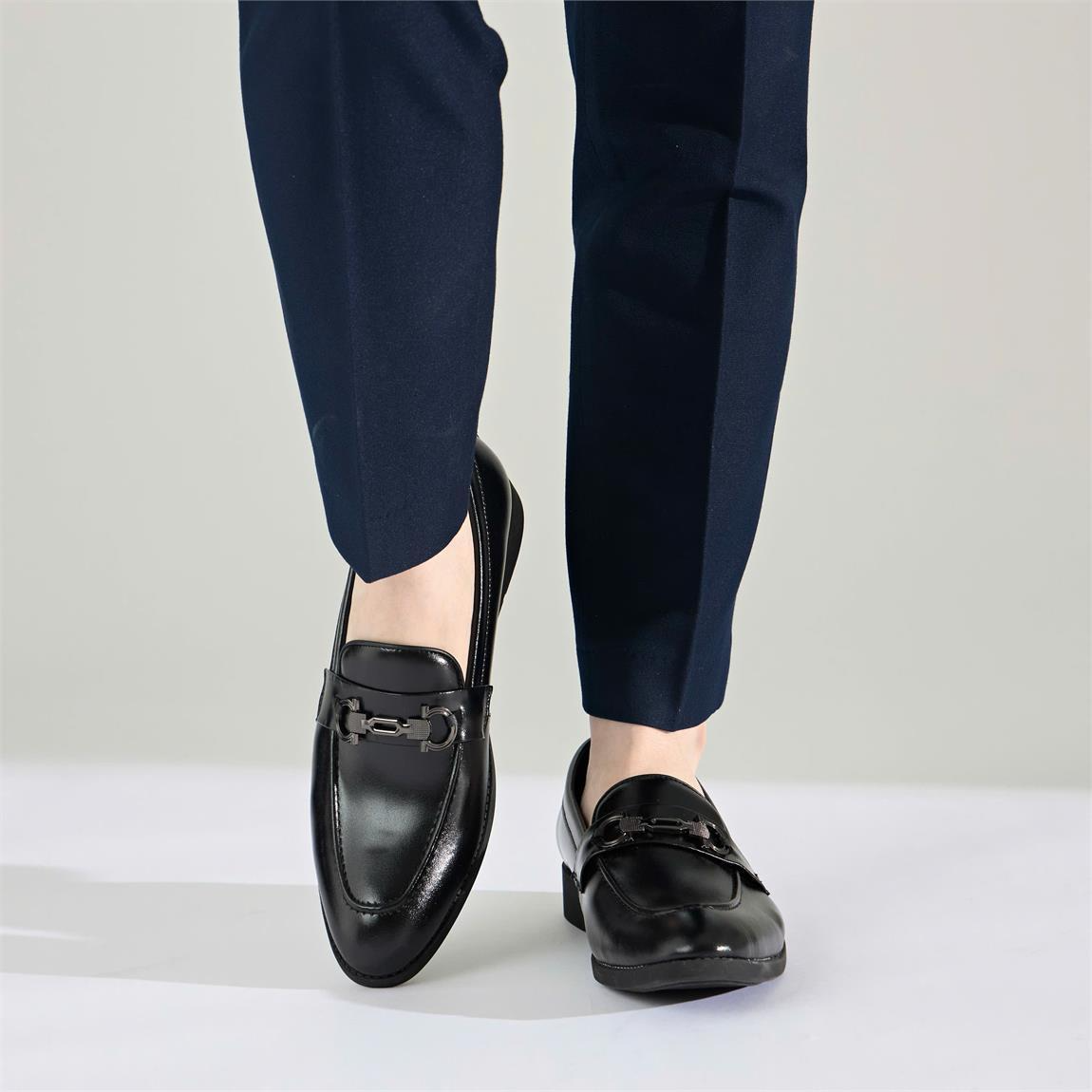 A person wearing black shoesAI-generated content may be incorrect.