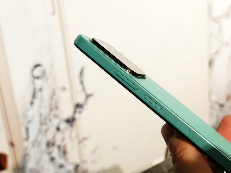 A hand holding a cell phone

AI-generated content may be incorrect.